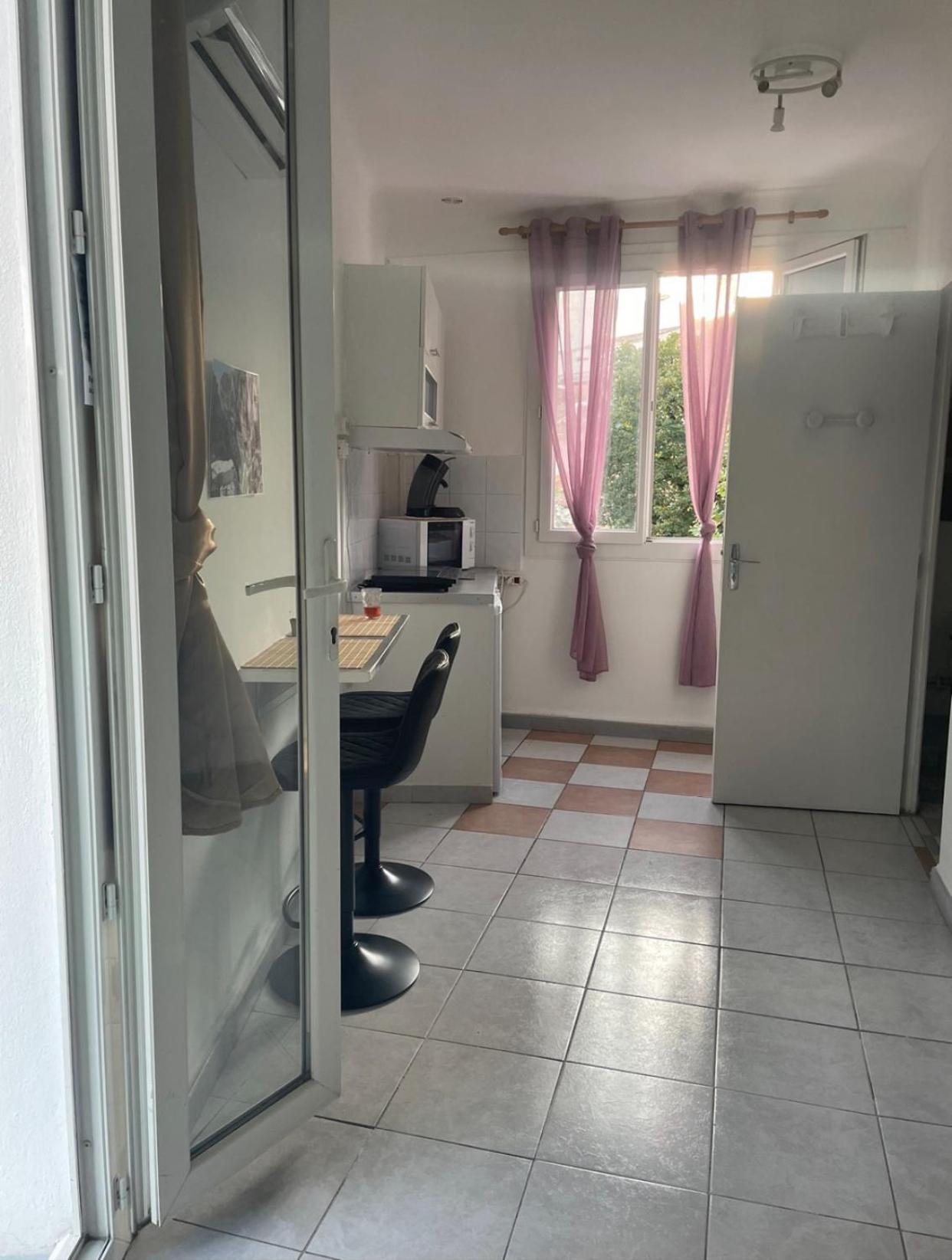Stud Terras Ville Corniche 2 Pers Stat Gratuit Rue Modif Suivt Possib Et Accord Exclusif Marsilya Dış mekan fotoğraf